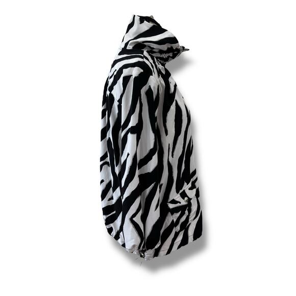 Chico’s Size 1 (M) Zenergy Black White Zebra Print Lightweight Jacket - Picture 3 of 5